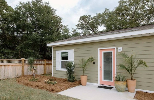 2 bedroom guesthouse with private fenced in yard!