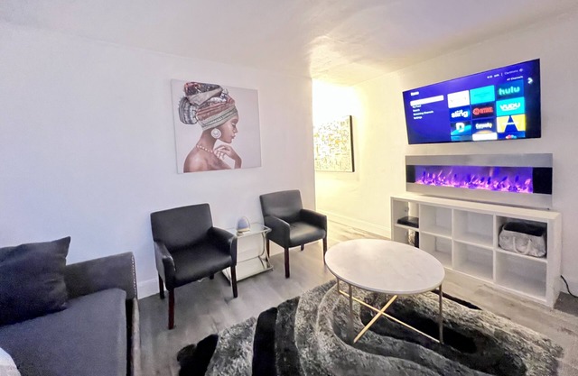 2 Bedroom Home W/ Washer & Dryer ✨