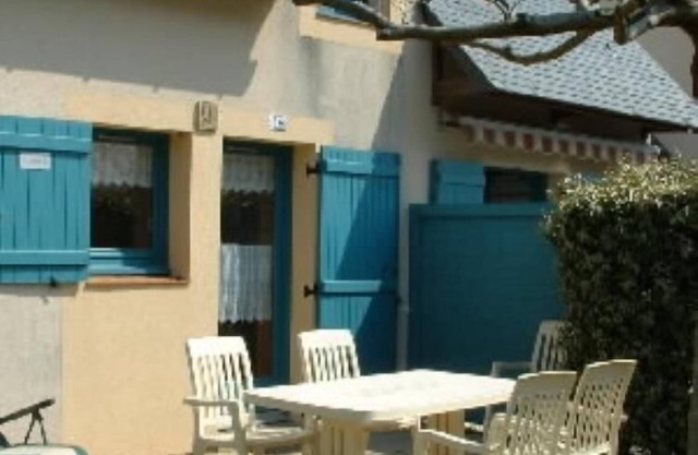 2-bedroom house with garden and communal pool