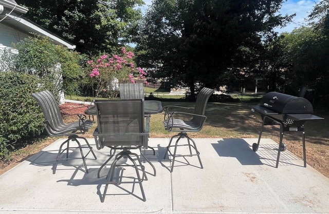 2-bedroom house with AC, WiFi in delightful Dalton