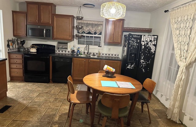 2-bedroom house with office space with amenities for long or short term stay