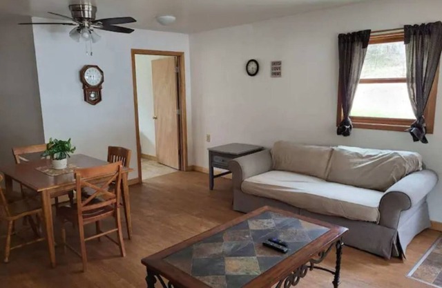 2 bedroom on ATV trail, boat landing 2 min away.