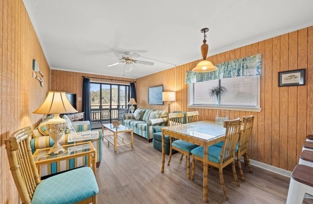 2 Bedroom overlooking the salt Marsh with an easy walk to the beach