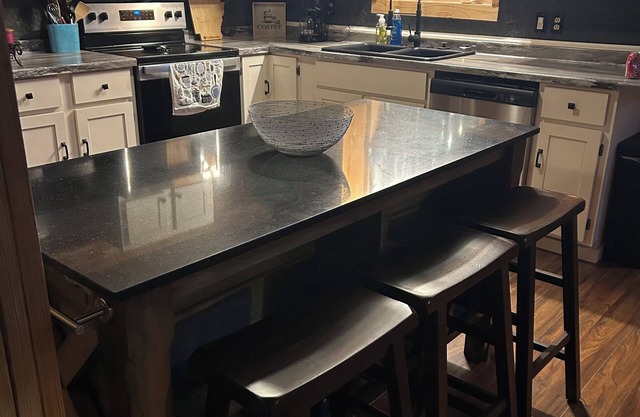 2 bedroom plus loft cabin near lake, trails with AC, Wi-Fi slp 9