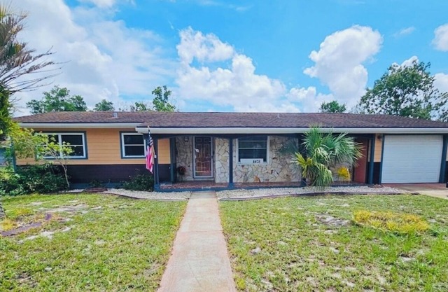 2-bedroom pool house with WiFi, AC in Spring Hill. Minutes from Weeki Wachee