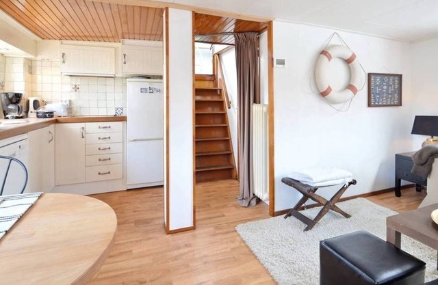 2 Bedroom Private HOUSEBOAT CITY CENTER