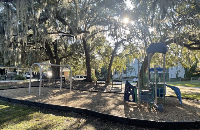 2 Bedroom STEPS to food & nightlife - Minutes to Beaches - NO cleaning fee!