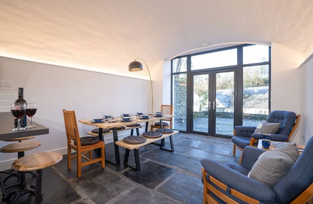 2 Bedroom Waterhead Range Cottage by LetMeStay