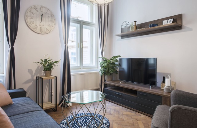 2 bedrooms & 2 Bathroom in Center, 2 min to Metro