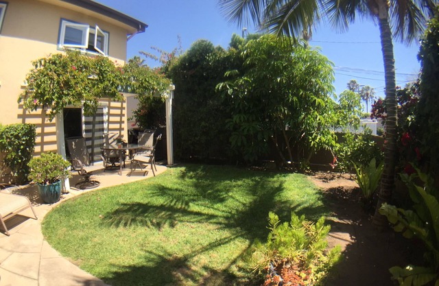 2-blocks to Moonlight Beach, Private Yard, AC, bikes, Over 200 5-star reveiws