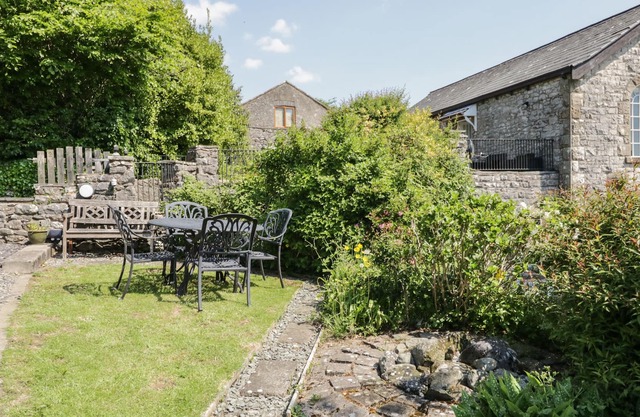 2 BOARBANK FARM, pet friendly, with a garden in Allithwaite