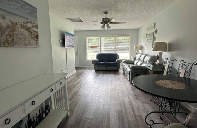 2 BR 1 BA Near Marshwalk, pet friendly, NO stairs!