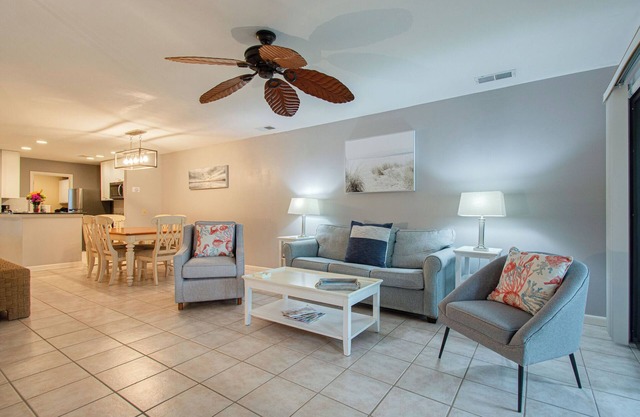 2 BR/2 BA condo-pool view|7-10 min. walk to beach|pet friendly
