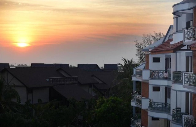 2 BR Apartment with Mountain View