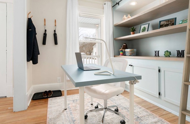 2 BR at Foster St. - Two Bedroom House, Sleeps 6