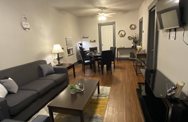 2 BR charming GH 5 mins from downtown, sleeps 4, availble for mid or long term.