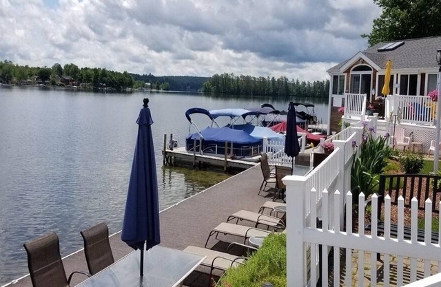 2 BR condo with sleeping loft right on Lake Winnisquam