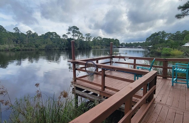 2-BR Getaway w/HUGE screened porch, Golf Cart, Pool, & Boat Ramp near Wolf Bay