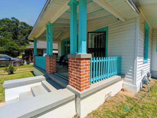 2 BR Quaint Private Bungalow NR Downtown & Beaches