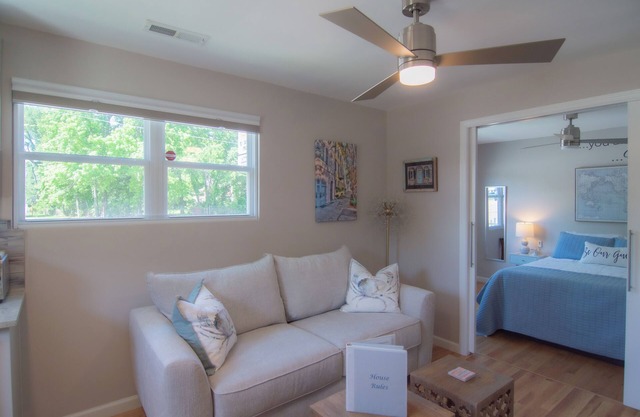 2~Charleston Gem~ Studio 2 is located 4 miles from Downtown Charleston