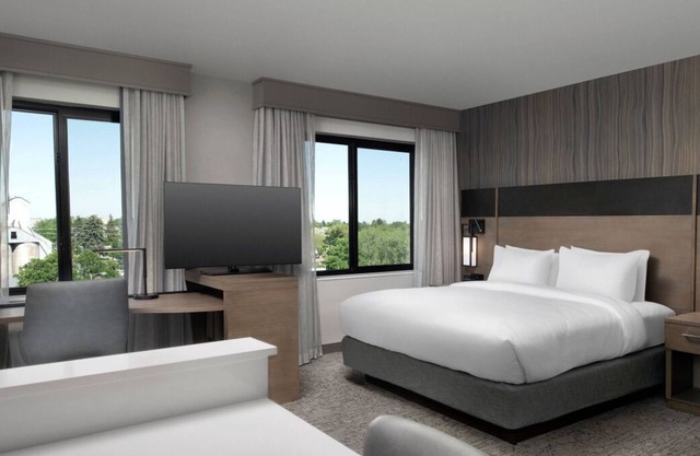 2 Comfortable Units Close to Lindley Park, Kitchen, Indoor Pool, Pets Allowed!