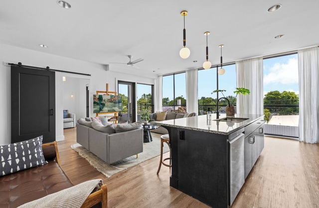 2 Condos-8 Minutes to Broadway-Walkable-5 King