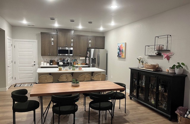 2 cozy rooms & private bathroom! Easy access to Red Rocks & Denver!