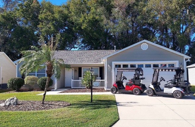 2 Golf Carts included! Close to Lake Sumter Landing! Newly Renovated!
