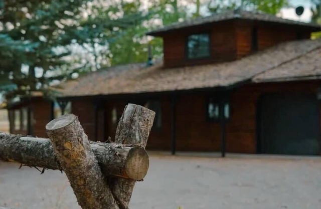 2 HEISE CABINS- FREE SKIING TO KELLY CANYON INCLUDED