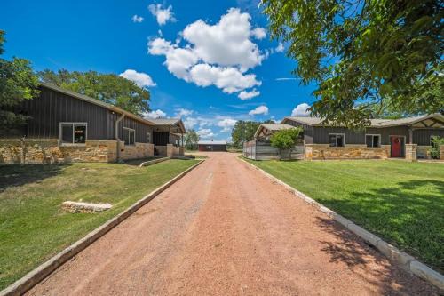 2 Home Getaway-Pool-Hot Tub-Pickleball Court