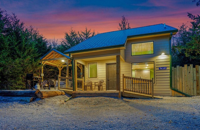 2 Level Cabin w/Hot Tub & Fireplace. 1.5 Bathrooms, 2 Queen Beds. Pet Friendly!