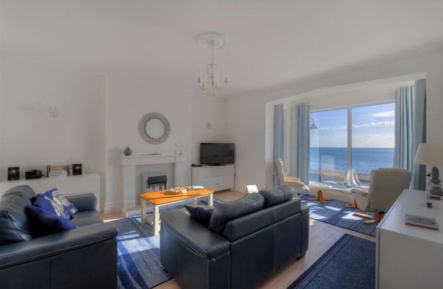 2 MAREEBA, romantic, country holiday cottage in Seaton, Devon