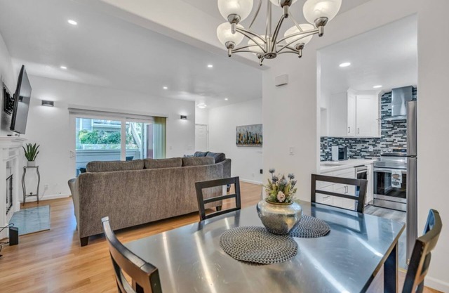 2 Master suites ground floor, garage + parking spot, w/d in unit, wi-fi, Netflix