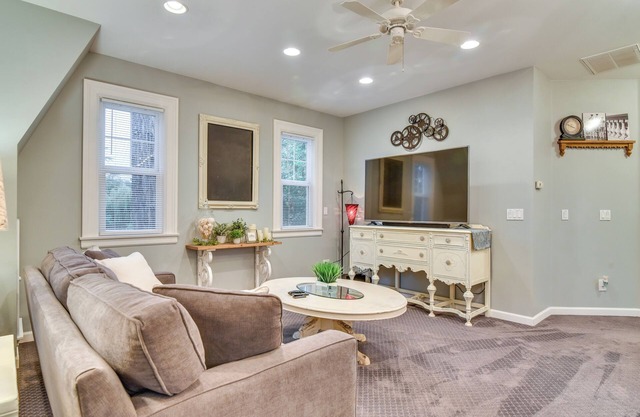 2 Mi to Bay Park: Charming Milwaukie Getaway
