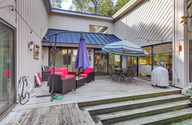 2 Mi to Beach: Hilton Head Home w/Furnished Deck