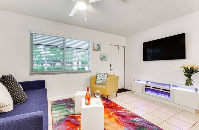 2 Mi to Dtwn Hollywood: Vibrant Pet-Friendly Condo