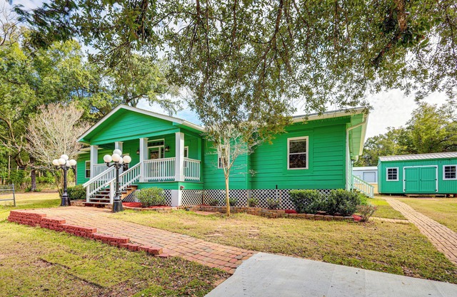 2 Mi to Fairhope Pier: Home w/Large Yard!