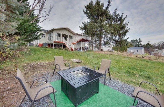 2 Mi to Hersheypark: Group Getaway w/Deck