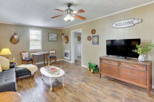 2 Mi to Lake Lineville Farmhouse with Fire Pit