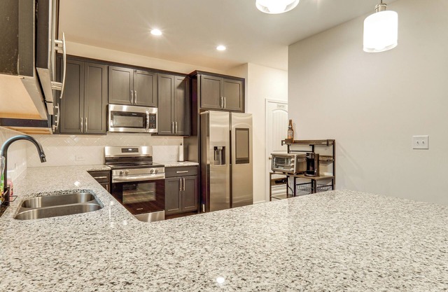 2 Mi to Lake Rim Park: Home w/Private Yard!