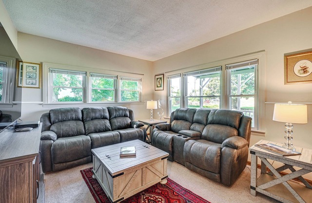 2 Mi to Oak Grove Racing & Gaming: Home on 1 Acre