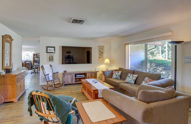 2 Mi to Rainbow River: Home in Dunnellon