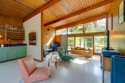 2 Mi to Riverwalk Palmetto Gem with Fire Pit and BBQ