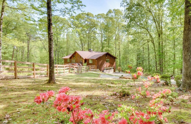 2 Mi to Toccoa Falls: Cozy Getaway w/Fire Pit!