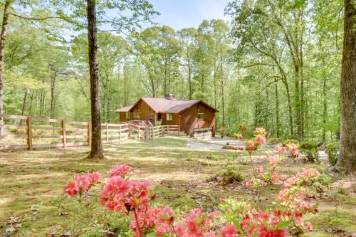 2 Mi to Toccoa Falls Cozy Getaway with Fire Pit!