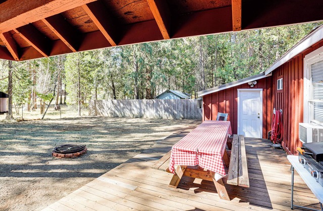 < 2 Mi to Trinity Lake: NorCal Getaway w/ BBQ