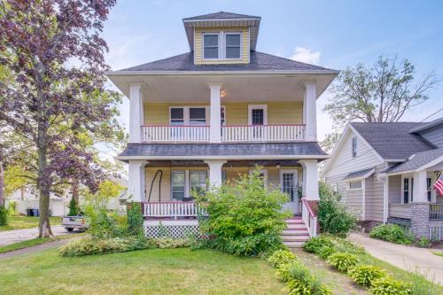 2 Mi to Zoo Charming Apt with Balcony in Cleveland