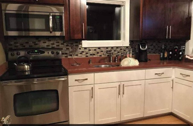 2 miles from Lambeau - great indoor and outdoor entertainment - Sleeps 8!