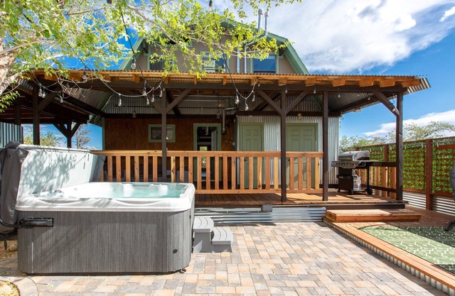 2 miles to downtown Whiskey Row! Cozy Boulder Cabin is family friendly with spa!