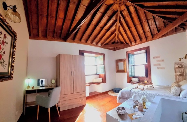 2 minutes for the beach and services! Heart of the old town. Recently restaured.